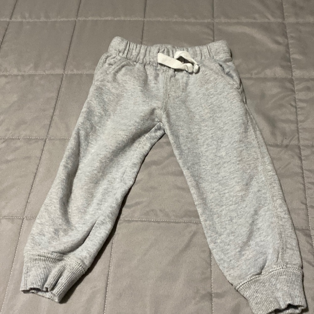Boys Old Navy gray sweatpants.